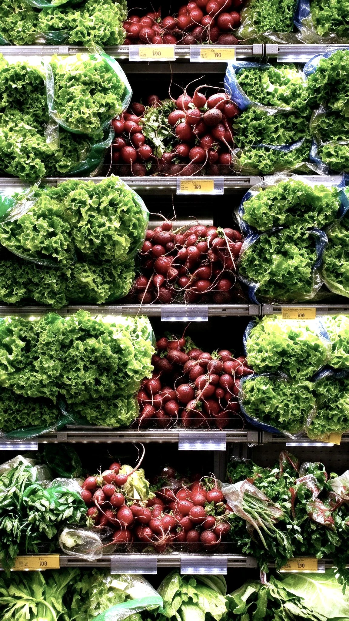 Frisches Gemüse und Salate in Regalen