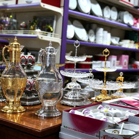Teegläser und orientalische Kannen