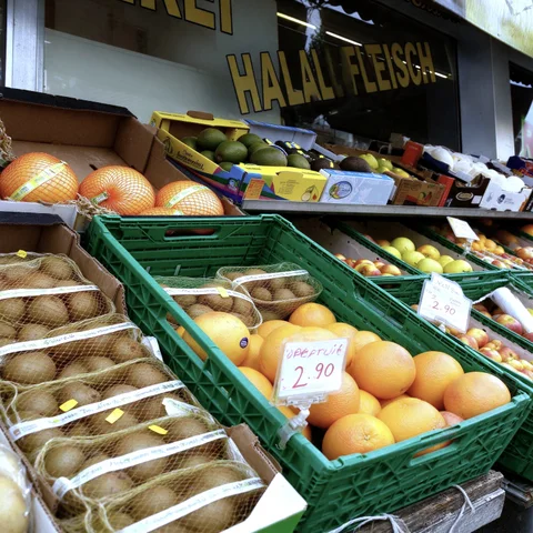 Früchtekisten vor dem Geschäft