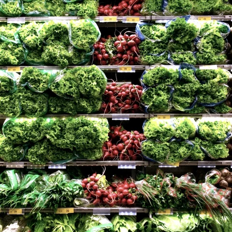 Salate und Bundgemüse im Markt