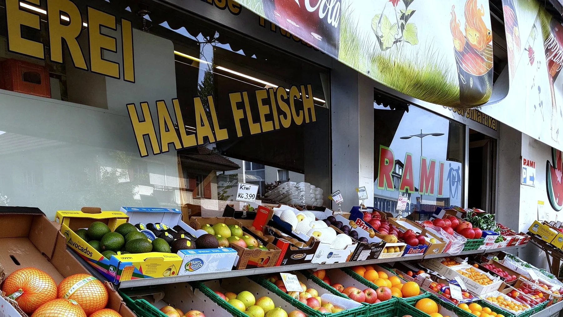 Reichhaltige Auslage von frischem Obst und Gemüse vor dem Geschäft