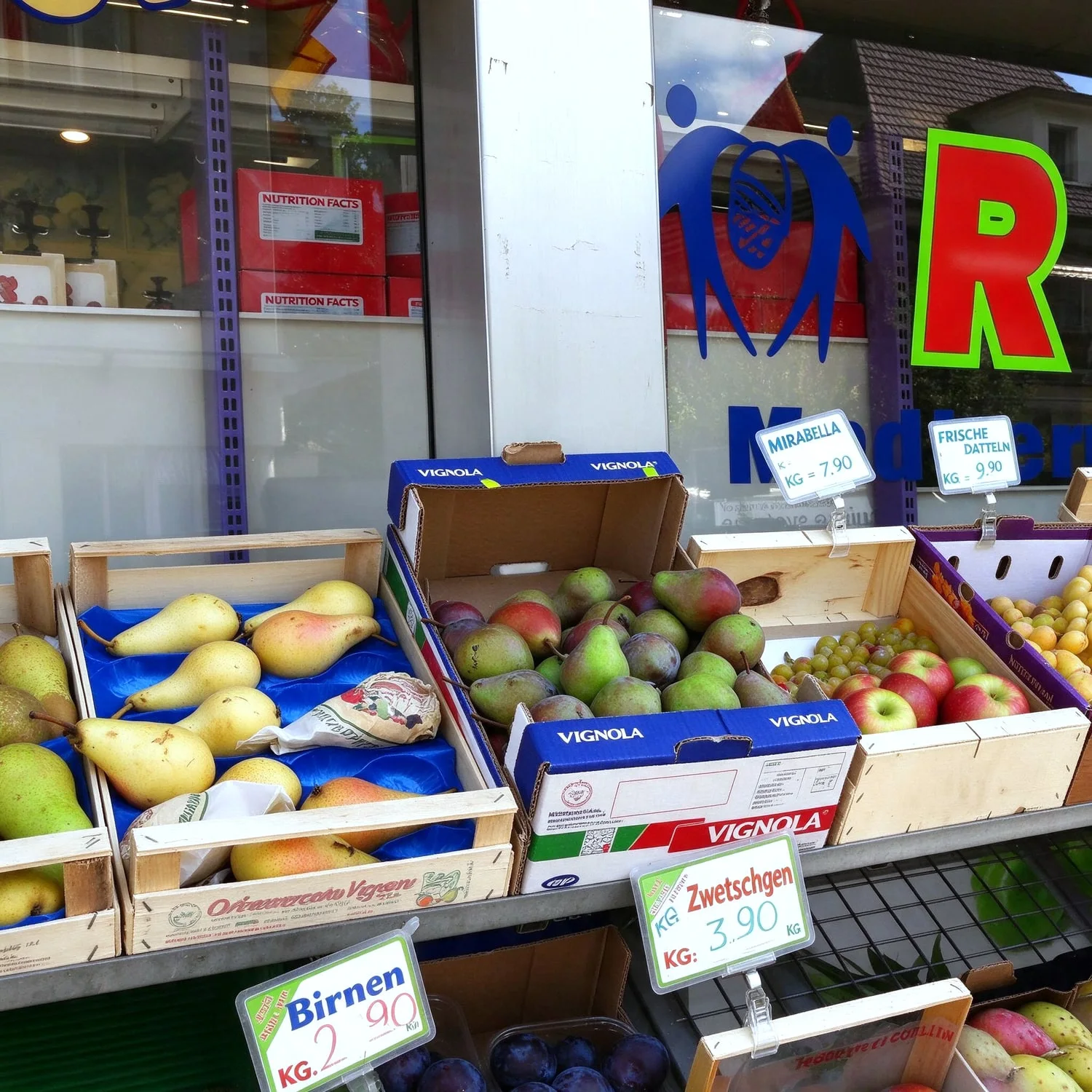 Auslage mit frischem Obst und Gemüse vor dem Supermarkt